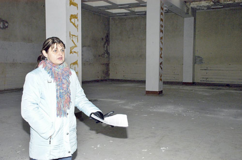 Tirdzniecības centra «Kamarde» telpas atjaunos vairāk nekā 500 kvadrātmetru platībā, rāda Gailīšu pagasta projektu vadītāja Irēna Kalniņa.
Autors: Ivars Bogdanovs