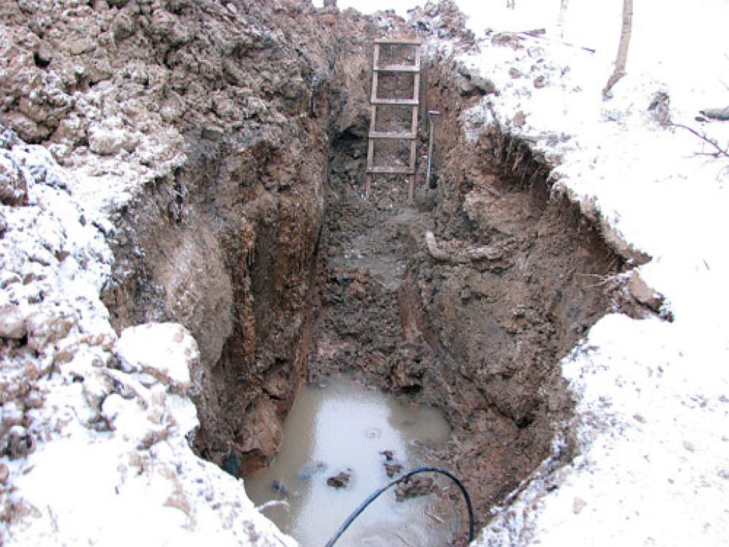Šoziem ūdensvada plīsums Īslīces pagastā. Ja izdosies pagastā realizēt ūdenssaimniecības rekonstrukcijas projektu, šādas fotogrāfijas vairs neparādītos.
Autors: no «Bauskas Dzīves» arhīva 