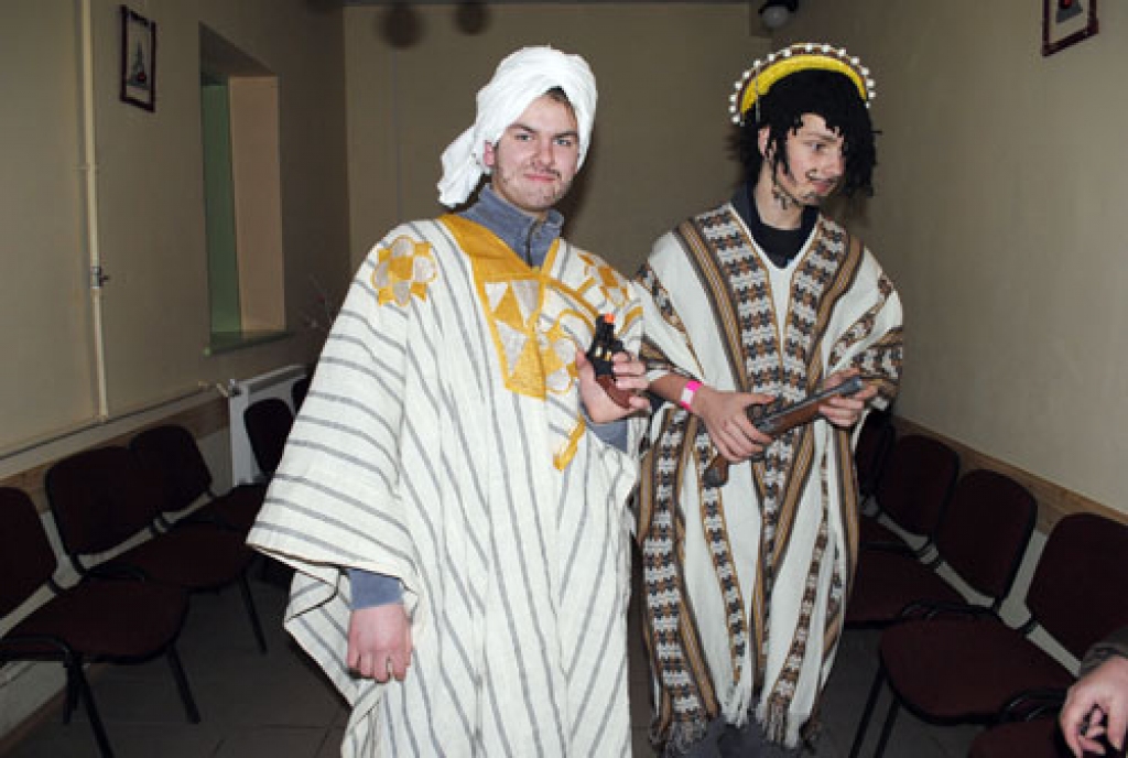 Dāvis Kalbergs iejūtas arāba tēlā, bet Reinis Salmiņš pārtapis temperamentīgā meksikānī.
Autors: Juris Iļņickis