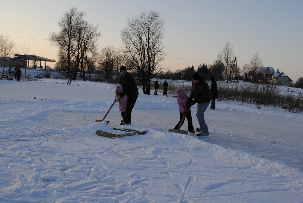 Ozolu un Rudzīšu ģimenes Jaungada brīvdienās labprāt slido un nesūrojas, ka dīķa virsma jāatbrīvo no sniega.
Autors: Juris Iļņickis