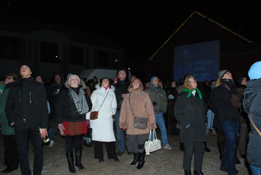 Ik gadu vairums ļaužu gadu mijas minūtes cenšas pavadīt kopā. Arī Bauskā 2010. gadu daudz cilvēku sagaidīja Rātslaukumā.
Autors: Laimonis Šulcs
