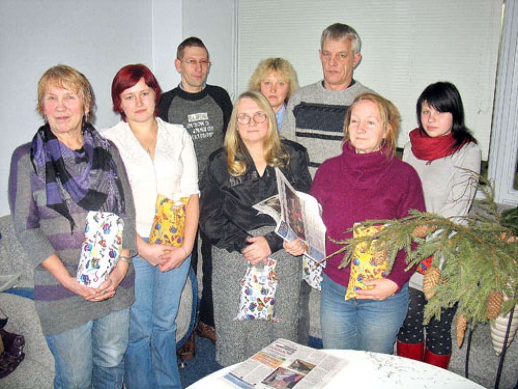 «Bauskas Dzīves» agrie preses izdevumu piegādātāji Ausma Kurma, Rudīte Vecvagare, Guntars Maskalis, Sintija Andreika-Gaile, Dainuvīte Galandere, Lolita Erliha, Svetlana Pečenaja un šoferis Māris Krūmiņš īsi pirms gadumijas pulcējušies laikraksta redakcijā.
Autors: Vilnis Auzāns