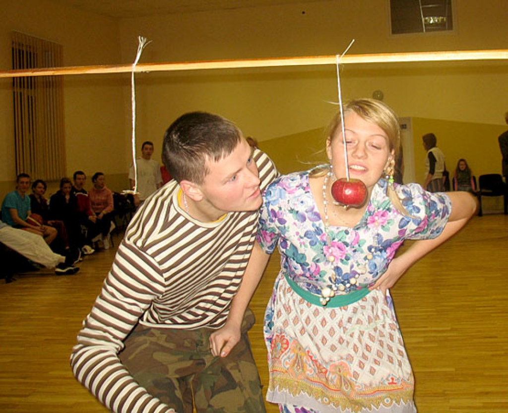 Sacensībās «Jautrie starti 2009» Ceraukstes tautas namā 30. janvārī komandām bija jāpiedalās visdažādākajās atrakcijās: «Dzejas veidošana», «Ievas un Ādama dārzā», «Jautrais rallijs», jāveido reklāmas un jāveic daudz citu uzdevumu. 
Autors: Vilnis Auzāns