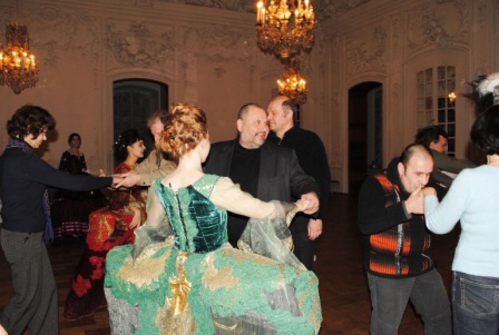 Rundāles pils Baltajā zālē 8. janvāra pēcpusdienā koncertēja seno deju ansamblis „Mazais trianons” no Sanktpēterburgas. Jau gadus desmit ansamblis nodarbojas ar vēsturisko 17. – 18. gadsimta galma deju rekonstrukciju, uzstājas vēsturiskos...
Autors: Juris Iļņickis