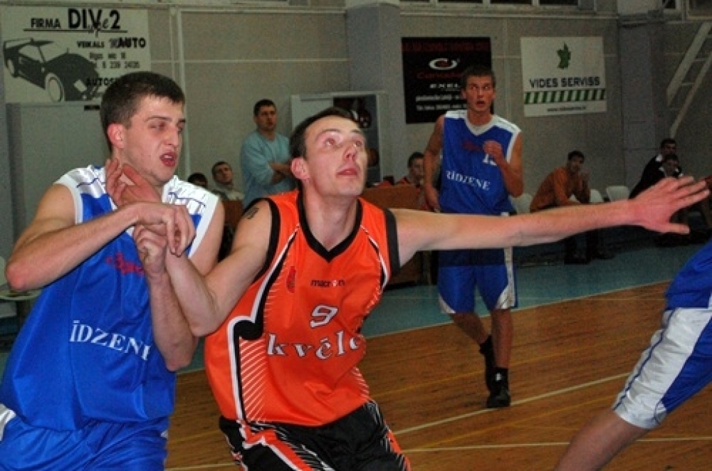 Uzvaru Latvijas amatieru basketbola līgas spēlē ar rezultātu 76:63 savās mājās pār līgas pastarīšiem «Barons/Rīdzene 91» ceturtdien, 7. janvārī, guva BK «Kvēle». 
Autors: Uldis Varnevičs