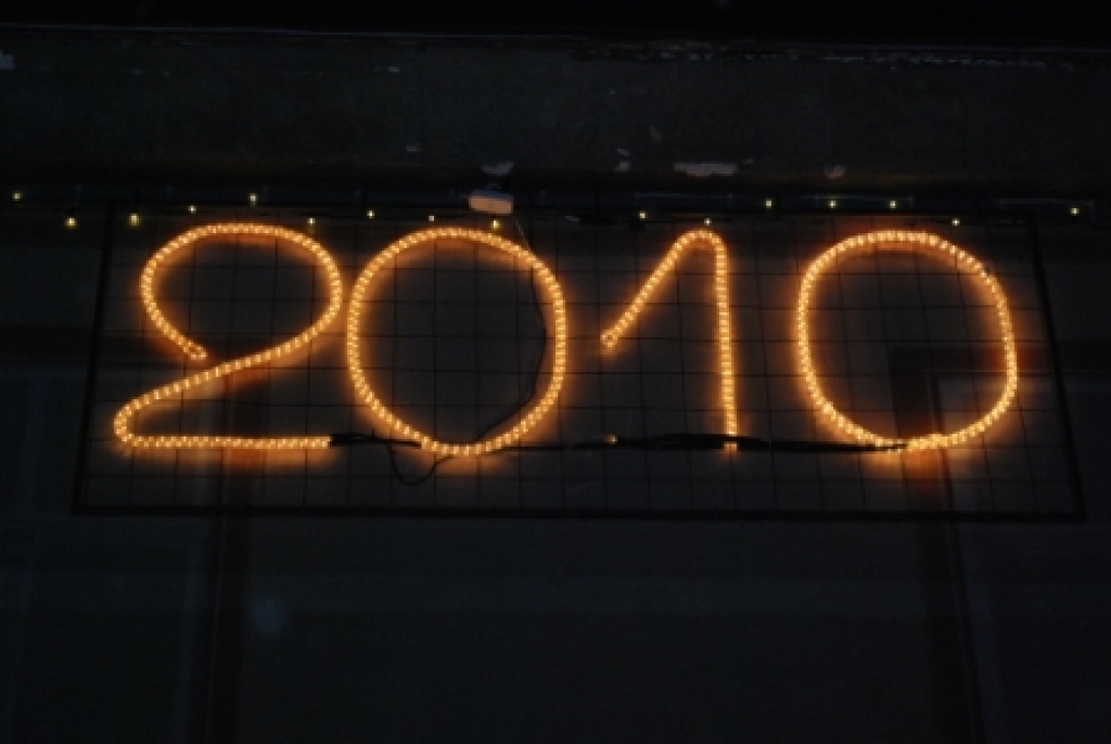 Ar šmaukstošām bučām, laimes, prieka, veselības un visa cita laba vēlējumiem atkal vienu gadu ir nomainījis cits – jau 2010. Pie mums tas atnāca ar smalkām sniegpārslām,  nelielu vēja pūsmu un varen krāšņu salūtu pilsētas centrā.   Tik...