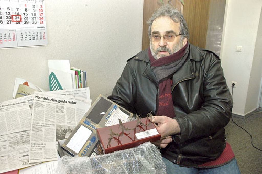 Gūrijam Bulle, Bauskas uzņēmējam, ir savs viedoklis par ministres Lindas Mūrnieces rīcību, arī par atpakaļ atsūtīto dāvinājumu. Baušķenieku veidotajam suvenīram uz pamatnes, kurā nostiprināta dzeloņstieple, ir arī plāksnīte: «Latvijas Republikas iekšlietu ministrei Lindai Mūrniecei par «demokrātiju» un «tiesiskumu» Bauskā. Bauskas novada iedzīvotāji, 2009.»