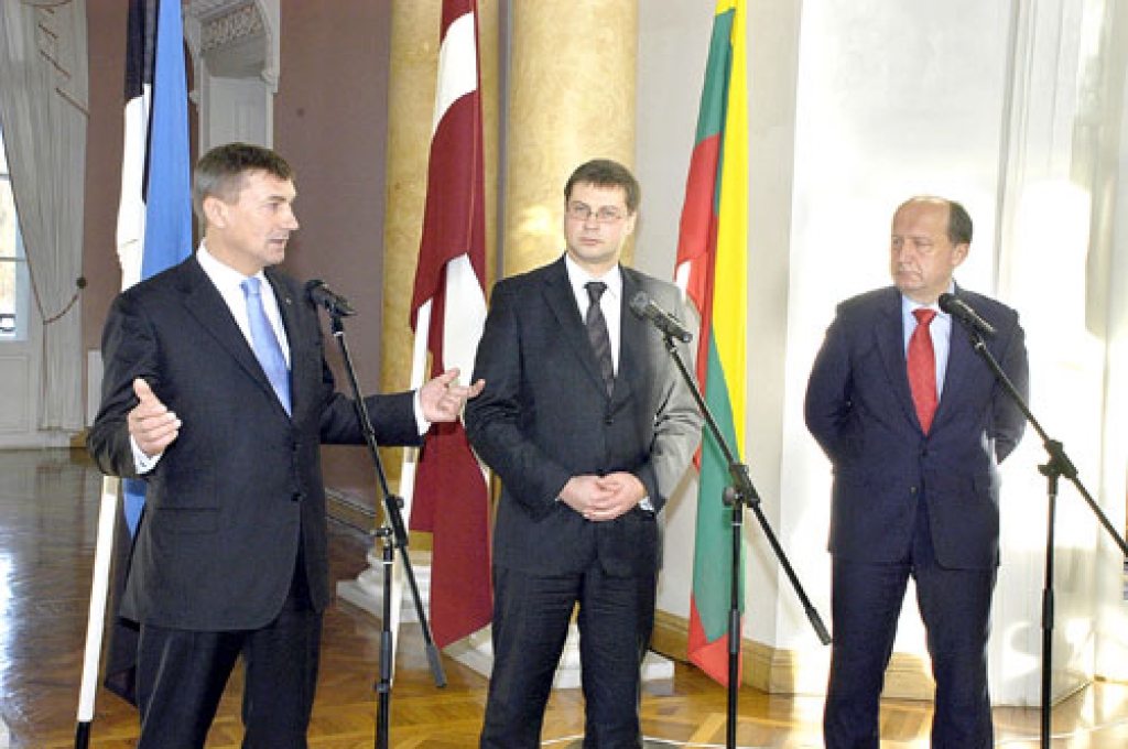 Gan premjeri – (no kreisās) Andruss Ansips, Valdis Dombrovskis un Andrjus Kubiļus –, gan tikšanās rīkotāji un sargātāji Mežotnes ziemīgi mierpilnajā vidē bija laipni un smaidīgi.