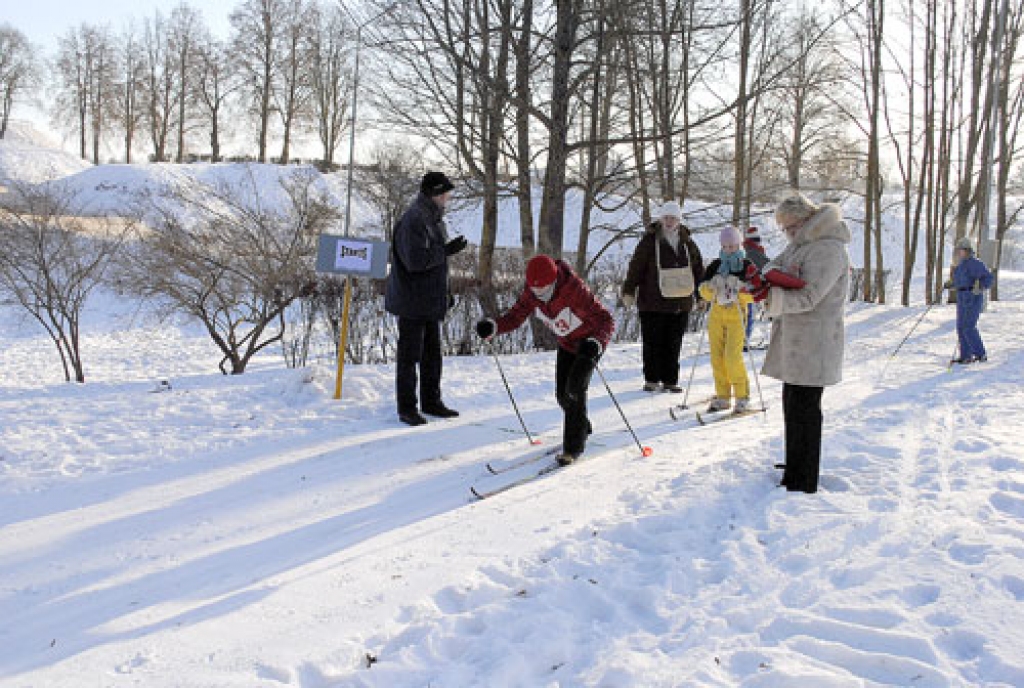 25 slēpotāji, kurus krietnais sals nebija nobiedējis, piedalījās Bauskas novada atklātajās sacīkstēs distanču slēpošanā.