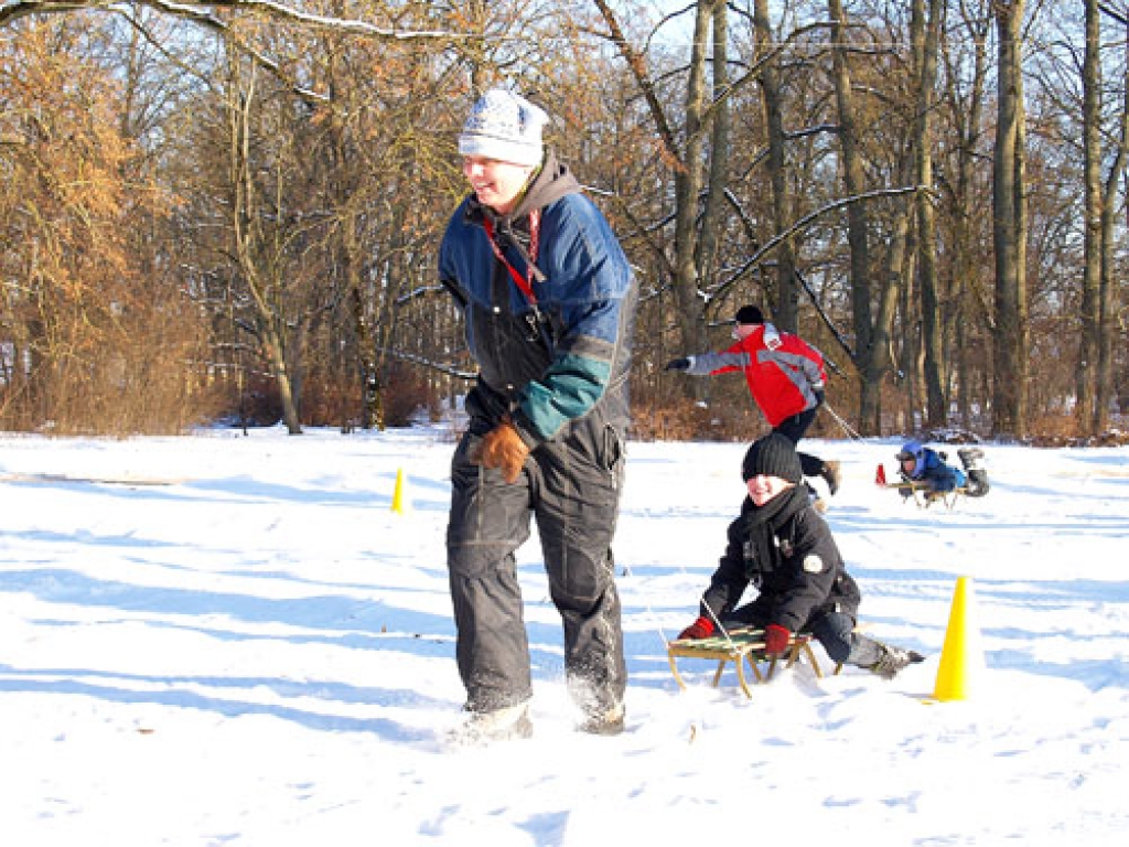 Stafetē ragaviņu vilcēji vēlmē uzvarēt bieži arī izgāza velkamos sniegā, tomēr tas tikai vairoja jautrību un sparu.