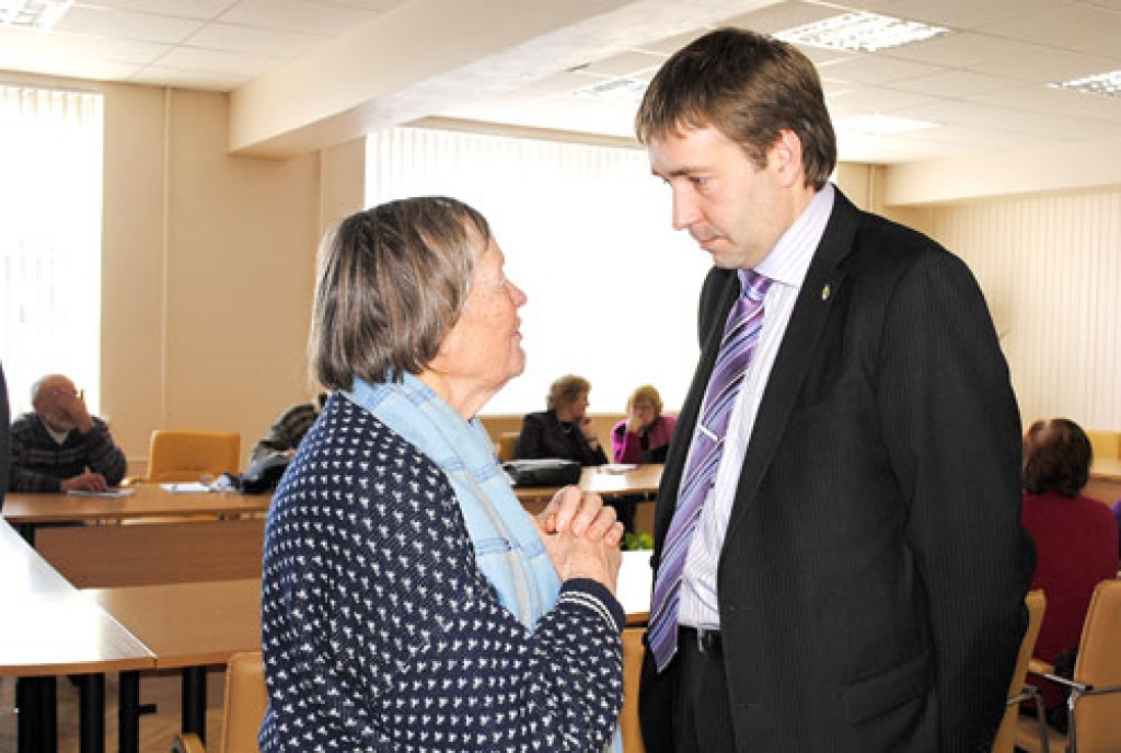 Dzidra Levāne, pensionēta baušķeniece, centās ministru Uldi Auguli iztaujāt individuāli.