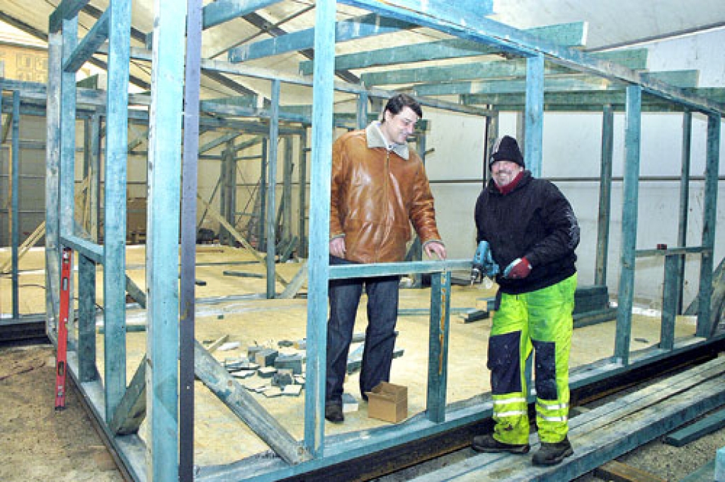 Oskars Ūpis (no kreisās), moduļmāju ražotnes līdzīpašnieks, sapucējies tikai žurnālistu vizītei. Ikdienā saimnieks arī pats velk darba drēbes, ņem instrumentus un piedalās ēkas tapšanā.