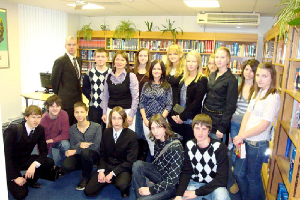 Iecavas vidusskolas Debašu klubs ASV vēstniecībā Rīgā.