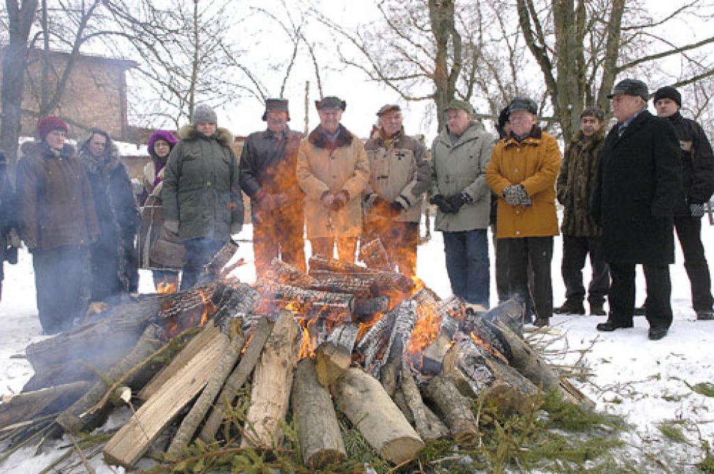 Ceraukstieši pie atmiņu ugunskura. 