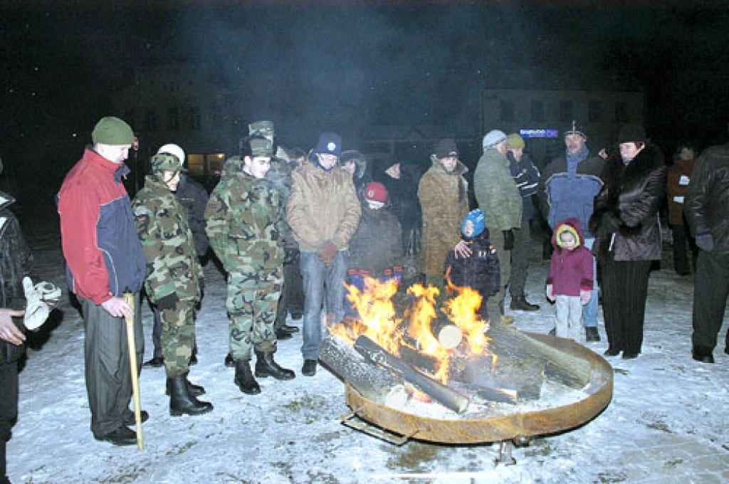 1991. gada barikāžu piemiņas ugunskuru Bauskā aizdedza jaunsargi. 