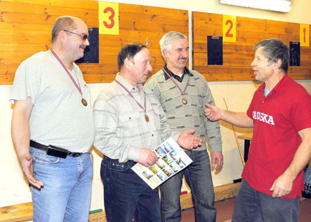 Aldis Pavilons (no labās), novusa sacīkšu organizators, nav noskumis, ka palicis aiz labāko trijotnes, sudraba medaļas ieguvēja Viktora Kļimantoviča, zelta godalgas īpašnieka Staņislava Bednarčika un bronzas laureāta Pētera Simsona.