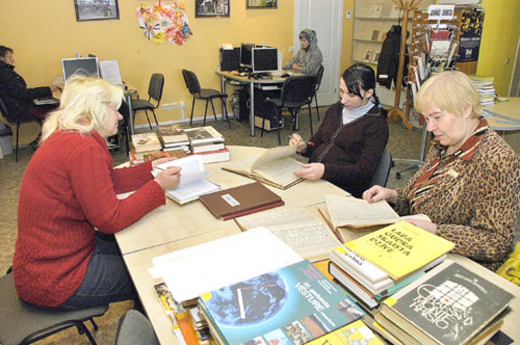Inta Krieviņa (no labās), Jauncodes bibliotēkas vadītāja, ir gandarīta par Diānas Krīgeres un Inas Medvedevas sniegto palīdzību inventarizācijas darbos.