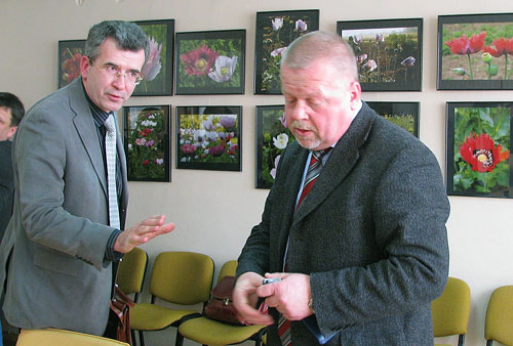 Raitis Ābelnieks (no kreisās): «Apsveicu ar atkārtoto iecelšanu amatā. Lai veicas! Varu teikt godīgi, ja būtu deputātiem jābalso, es būtu pret.» Uģis Zeltiņš: «Jā, es zinu.» 