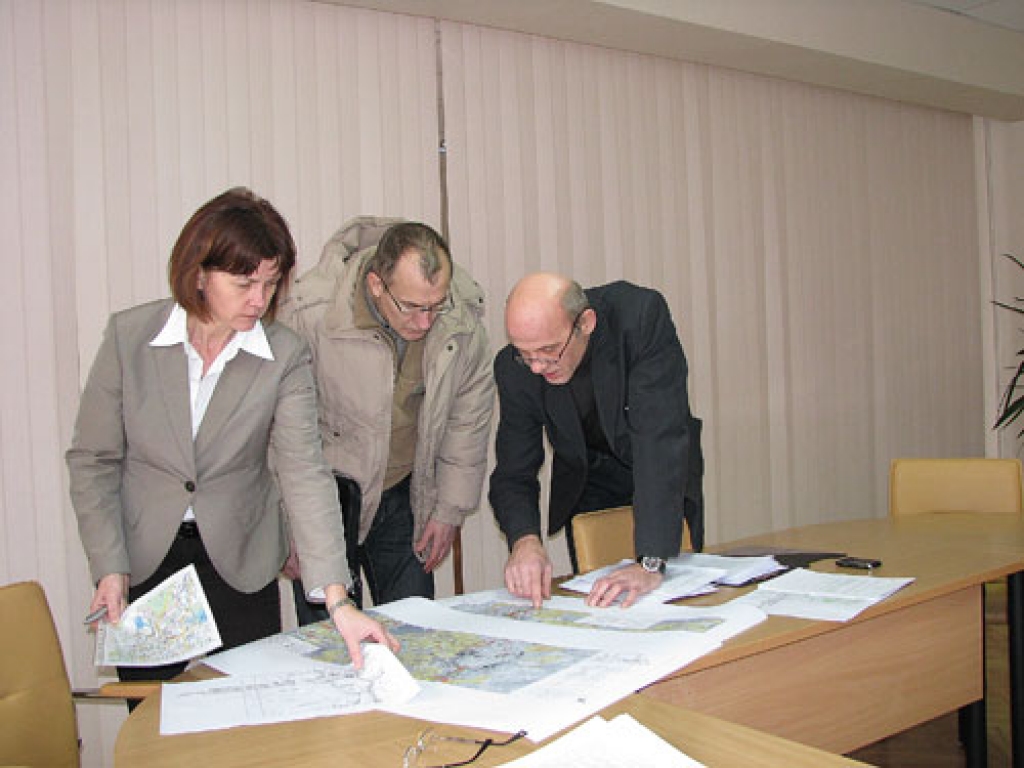 Bauskas novada teritoriālajā plānojumā atvēlēta vieta paredzamajai maģistrālei Saulkalne–Ārce. Šis ceļš nākotnē kļūs par Bauskas apvedceļu. Kartēs ielūkojas Bauskas novada domes speciālisti Ilze Tijone un Jānis Feldmanis, arī Īslīces pagasta pārvaldes speciālists Zintis Konovs (centrā).