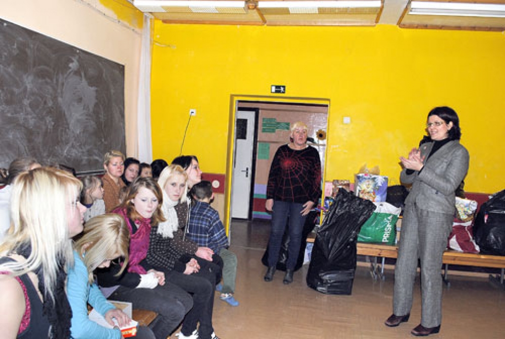 Poļina Nazarova, mārketinga un pārdošanas vadītāja (no labās), bērnunama audzēkņiem nodeva bumbas spēlēm, grāmatas, cimdus, krellītes, pērlītes, somas, saldumus un daudz citu dāvanu no «European Hit Radio» klausītājiem.