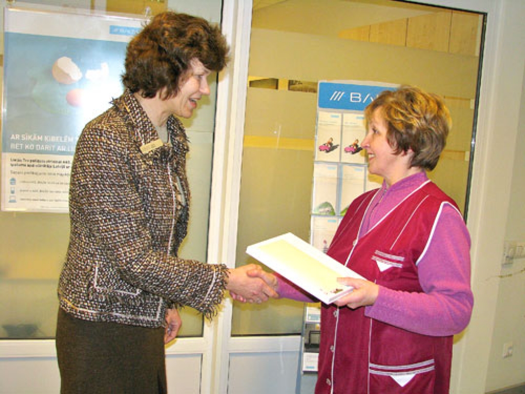 Apdrošināšanas akciju sabiedrības «Balta» Bauskas filiāles vadītāja Ligita Asare (no kreisās) pasniedz balvu veiksminiecei Dainai Pūcei no Bauskas.