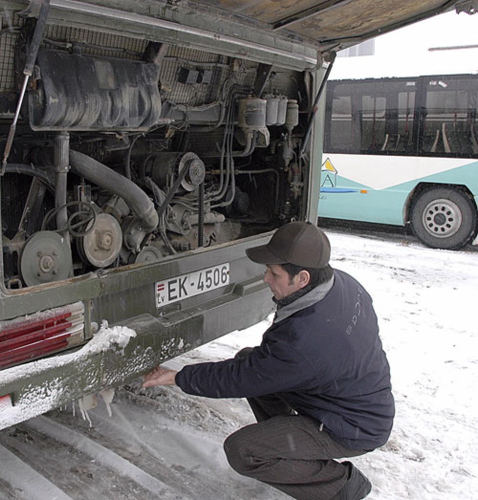 Viktors Pukovs, autobusa šoferis, rāda, cik bīstami tuvu aizsargbuferim atrodas dzinēja mehānisms. Ja nejauši tajā ieslīd bērna roka, no nelaimes izvairīties nav iespējams.