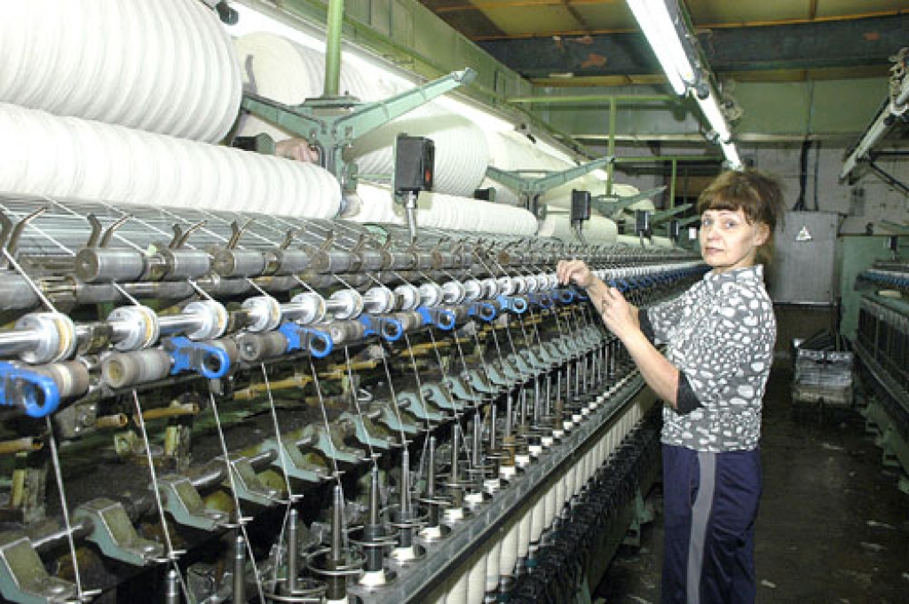 Olita Konstantinova dzijas vērpšanu «Klippan Saule» Bauskas iecirknī apguvusi pamazām un nesteidzīgi. Šis darbs viņai padodas tikpat labi kā kolēģēm, kuras strādā jau ilgāku laiku. 