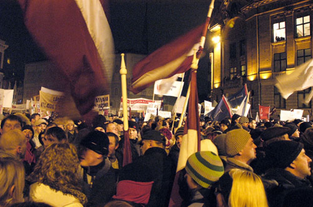 2009. gada 13. janvāra vakarā daudzi desmiti baušķenieku devās uz Doma laukumu Rīgā, lai tur izteiktu savas prasības pēc taisnīgas, godīgas, demokrātiskas un kompetentas valsts pārvaldes. Vai šie simti ļaužu tika sadzirdēti, stipri jāšaubās. Taču četriem Bauskas puišiem tā vakara notikums izvērtās ļaunā murgā, kurš nav beidzies joprojām.