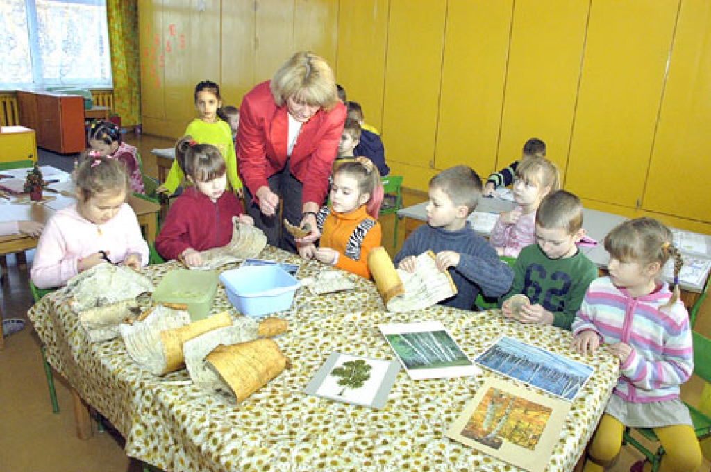 Skolotāja Valentīna Tamberga un bērnudārza «Zīlīte» sešgadnieki nodarbībā izzina bērza tāss īpašības un materiāla pielietojumu sadzīvē. 