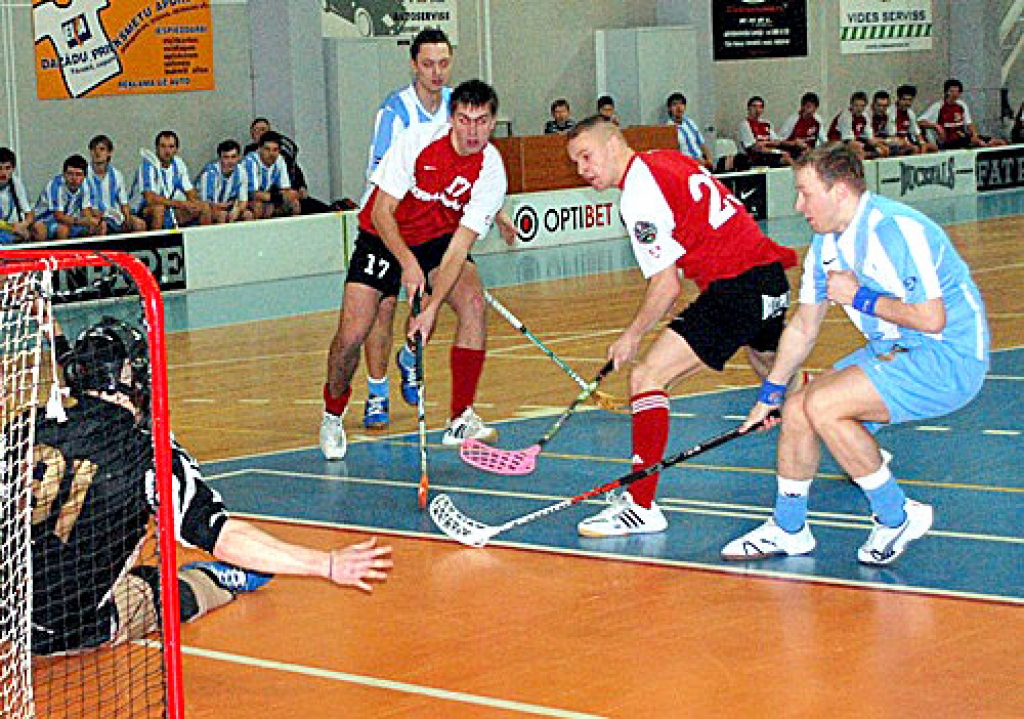 Vārtus gūst Toms Rozentāls (otrais no labās), komandas «Bauska» spēlētājs.