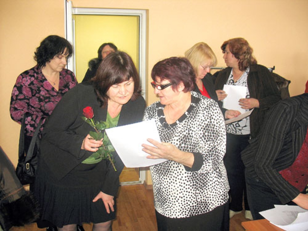 Izglītības un zinātnes darbinieku arodbiedrības Bauskas starpnovadu arodbiedrības priekšsēdētāja Māra Graudiņa (no kreisās) pirms sapulces ar dokumentiem iepazīstina Griķu pamatskolas skolotāju Lilitu Vanagu.