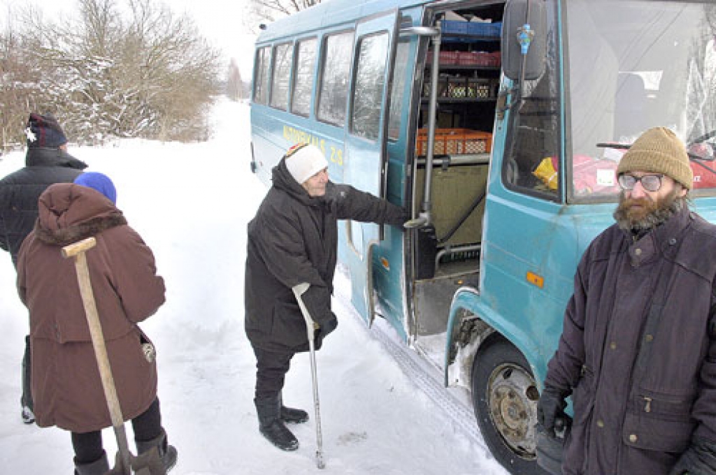 Vallieši un kurmenieši paļaujas, ka zemnieku saimniecības «Assi» autoveikals atvedīs ikdienā nepieciešamās preces. Pēc pieteikuma sagādā arī kombinēto lopbarību mājdzīvniekiem.