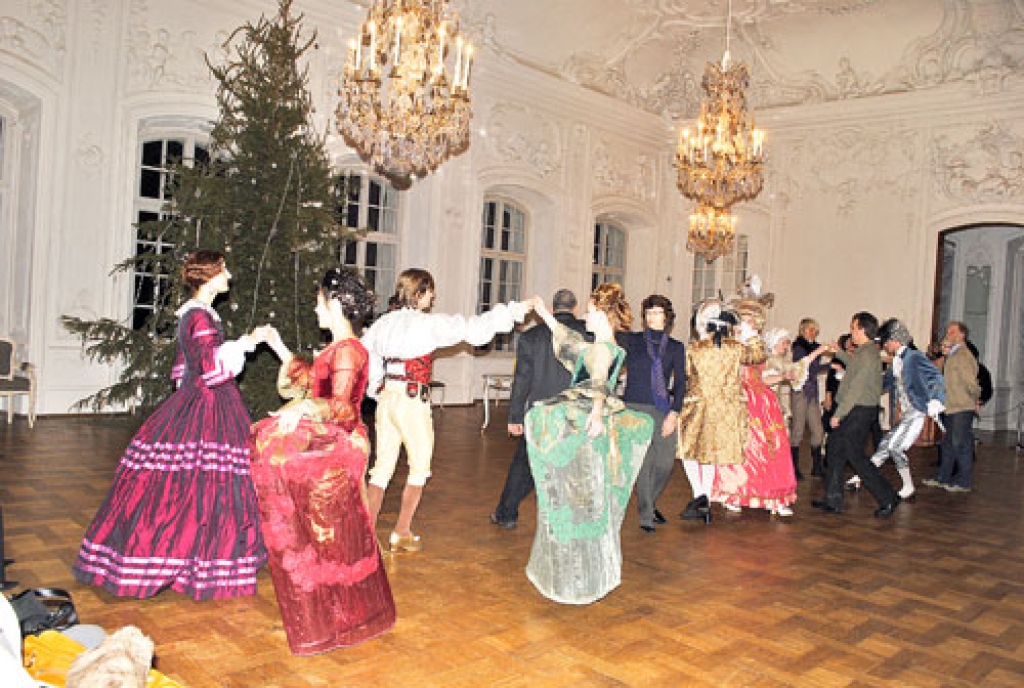 Sanktpēterburgas baroka deju grupa «Mazais Trianons» savā koncertprogrammā iesaistīja arī skatītājus.