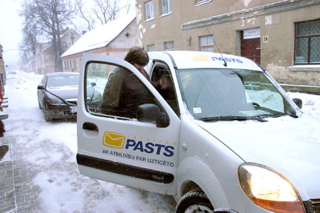 Dienesta automobilis, kas saņemts pirms trim gadiem, nu daudziem pastniekiem var pārvērsties par netīkamu jaunā gada «dāvanu». Protams, ja viņi to pārņems savā īpašumā, nevis pametīs darbu pastā.