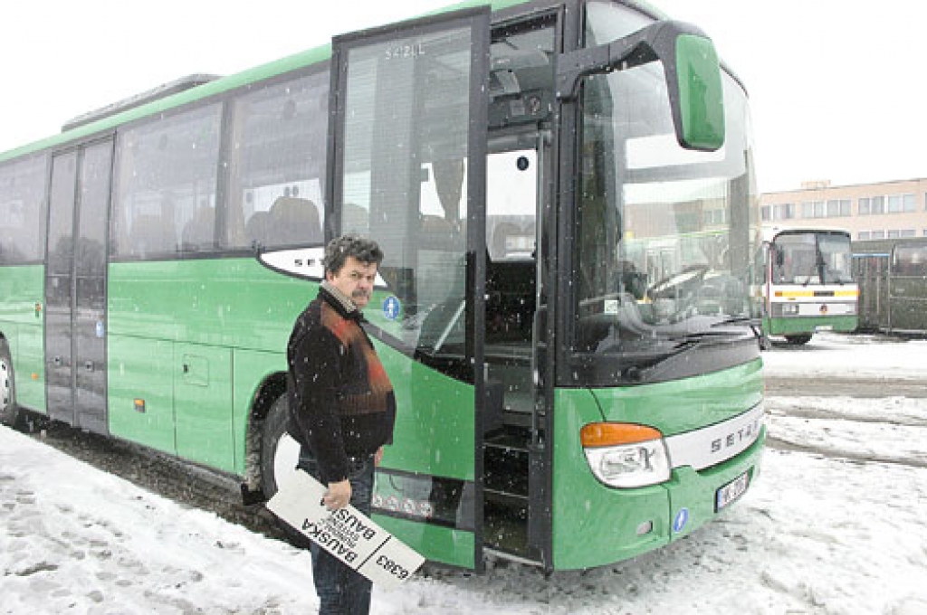 Jānis Paškonis, SIA «Aips» autobusa šoferis, ir sava amata meistars ar trīsdesmit gadu darba stāžu. Nu viņš vadīs jauno «Setru».