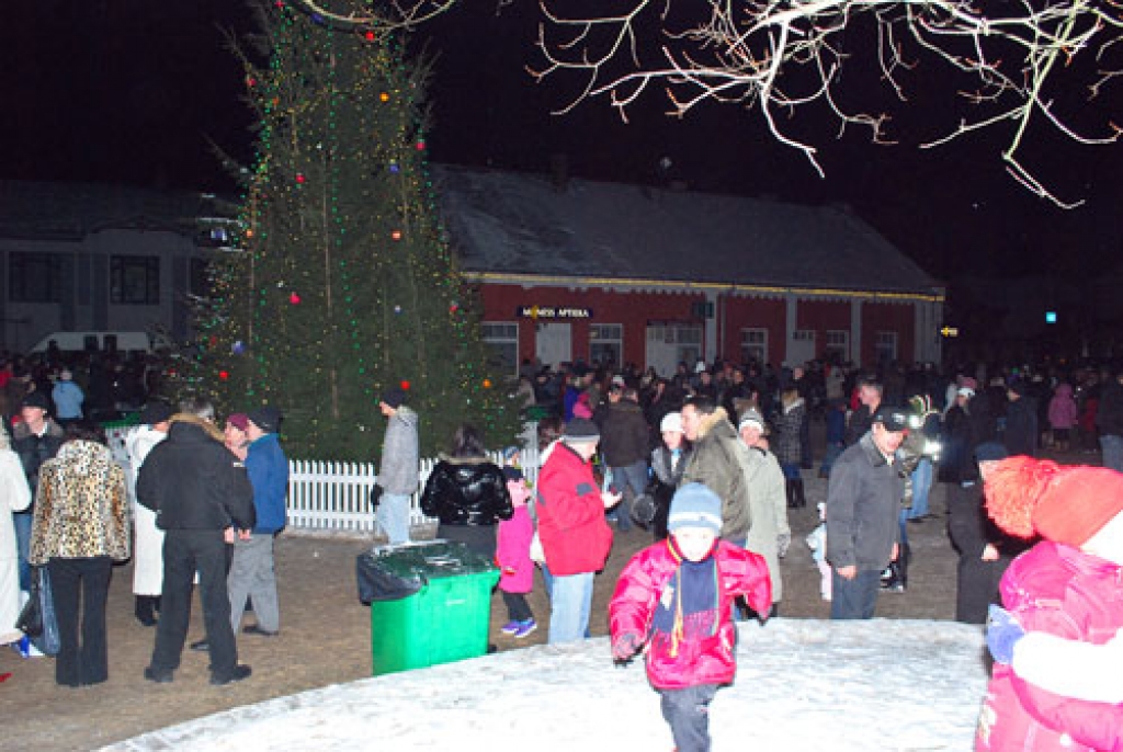 Ar šmaukstošām bučām, laimes, prieka, veselības un visa cita laba vēlējumiem atkal vienu gadu ir nomainījis cits – jau 2010.