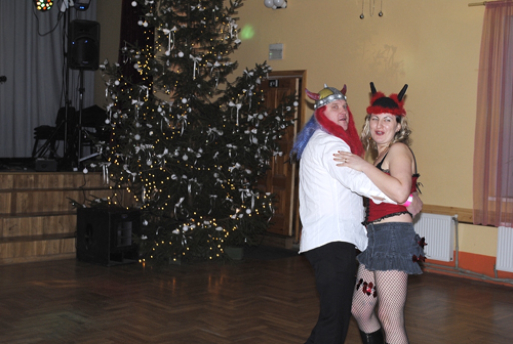 Skanot deju mūzikai, ko atskaņoja grupa «Rollmans BAND», balli atklāja draiskās maskās tērpies Kalbergu pāris.