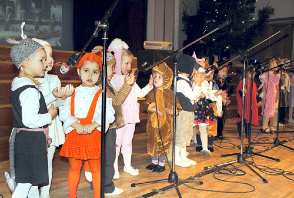 Pirmo reizi uz pilsētas tautas nama skatuves koncertā dziedāja studijas «Miljons» visjaunākie dalībnieki. 