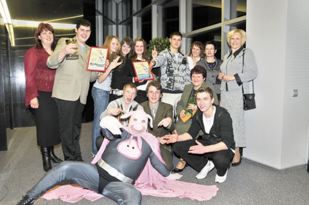 Pēc apbalvošanas – Griķu pamatskolas 9. klases audzēkņi, klases audzinātāja Lilita Vanaga, kā arī populārais tēls Cūkmens konkursa «Kas notiek?» uzvarētāju apbalvošanas ceremonijā «Swedbank» centrālajā birojā Saules akmens ēkā.
Autors: Ivars Bogdanovs