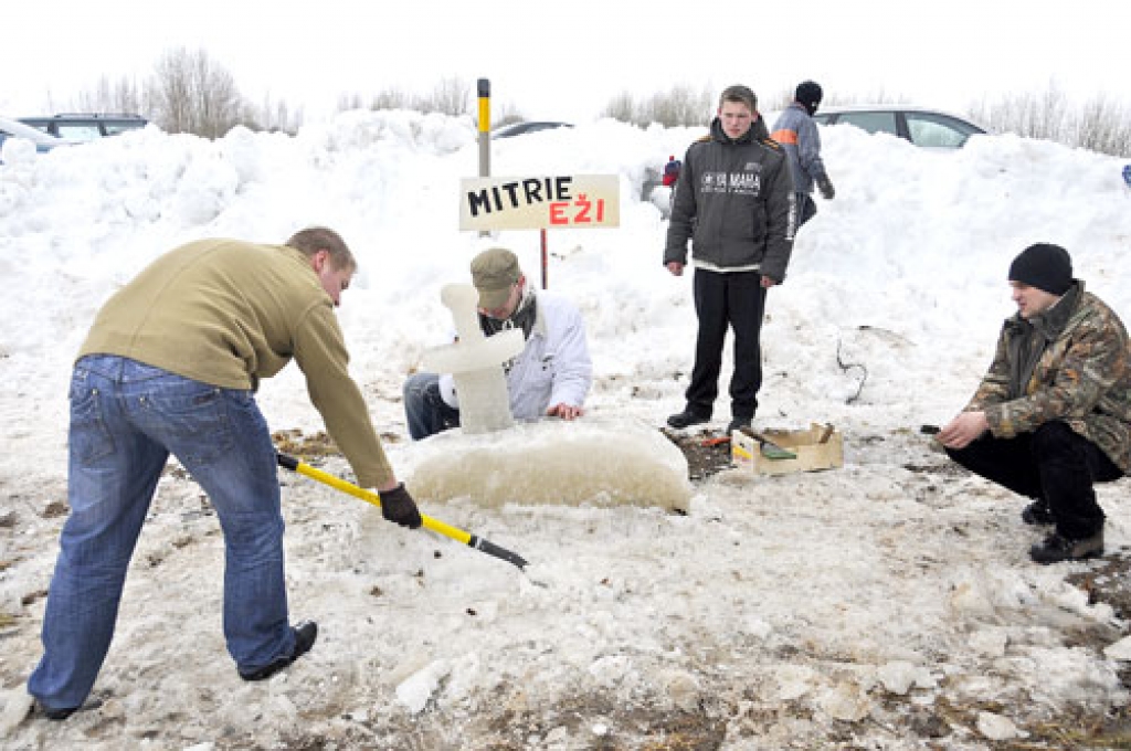 Sešu ledus tēlu vidū vissmalkāk veidotais bija zobens. Komandas «Mitrie eži» darbs ieguva augstāko vērtējumu. 
Autors: Ivars Bogdanovs