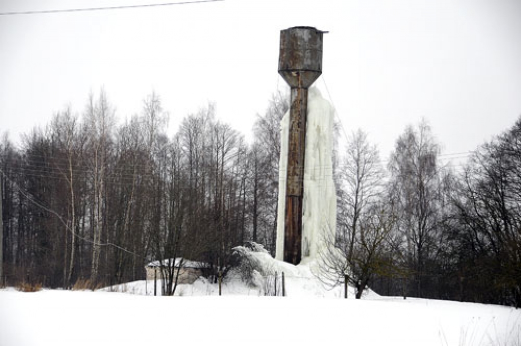 Ūdens tornis Ērgļos savu mūžu jau nokalpojis. Šoziem savas funkcijas tas vairs nespēj pildīt un ir pārvērties par savdabīgu vides objektu. 
Autors: Ivars Bogdanovs