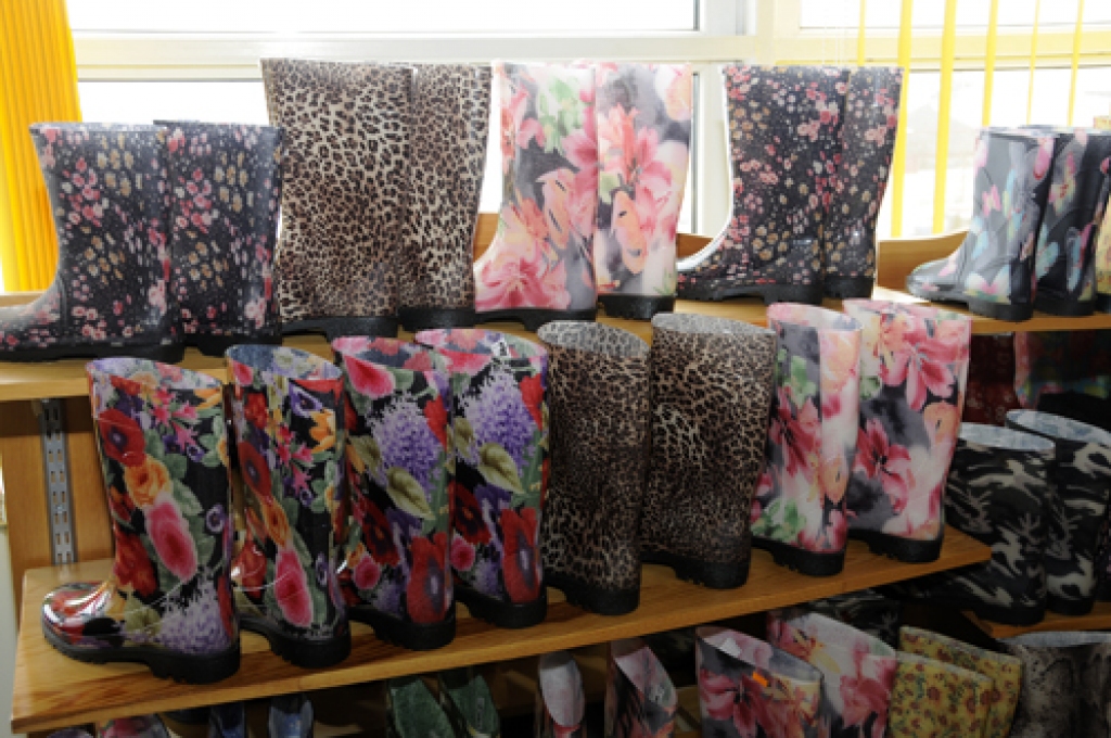 Šosezon īpaši pieprasīti ir raibi gumijas zābaki.
Autors: Ivars Bogdanovs