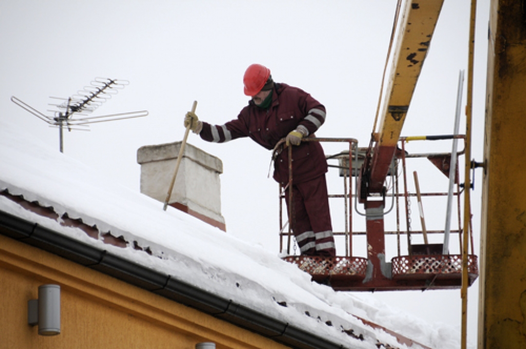 Piektdien, 26. februārī, tirdzniecības centra «Kvēle» jumtu no sniega atbrīvo SIA «Kvēle» strādnieki.
Autors: Ivars Bogdanovs