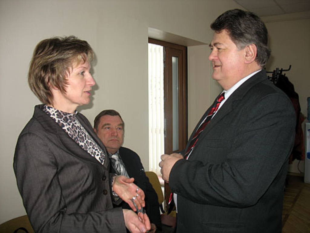 Uzvaras vidusskolas jaunieceltajai direktorei Elitai Borkovskai padomu sniedz deputāts, Bauskas pamatskolas direktors Jānis  Rumba.
Autors: Vilnis Auzāns