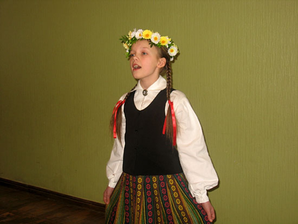 Visaugstāko žūrijas vērtējumu ieguva Mežgaļu pamatskolas 4. klases audzēkne Marta Kursiša. Meitene izpildīja latviešu tautas dziesmu «Noiet saule vakarā`i», kā arī Raimonda Paula melodiju «Labā ziema». 
Autors: Vilnis Auzāns