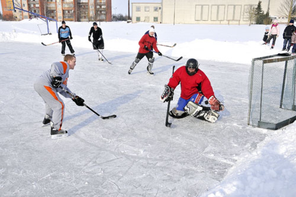 Pa vārtiem met komandas «Džekiņi» spēlētājs Mareks Kadiševskis, bet viņa mesto ripu tver «Leduslējēju» vārtsargs Maigurs Ūdrēns. 
Autors: Ivars Bogdanovs