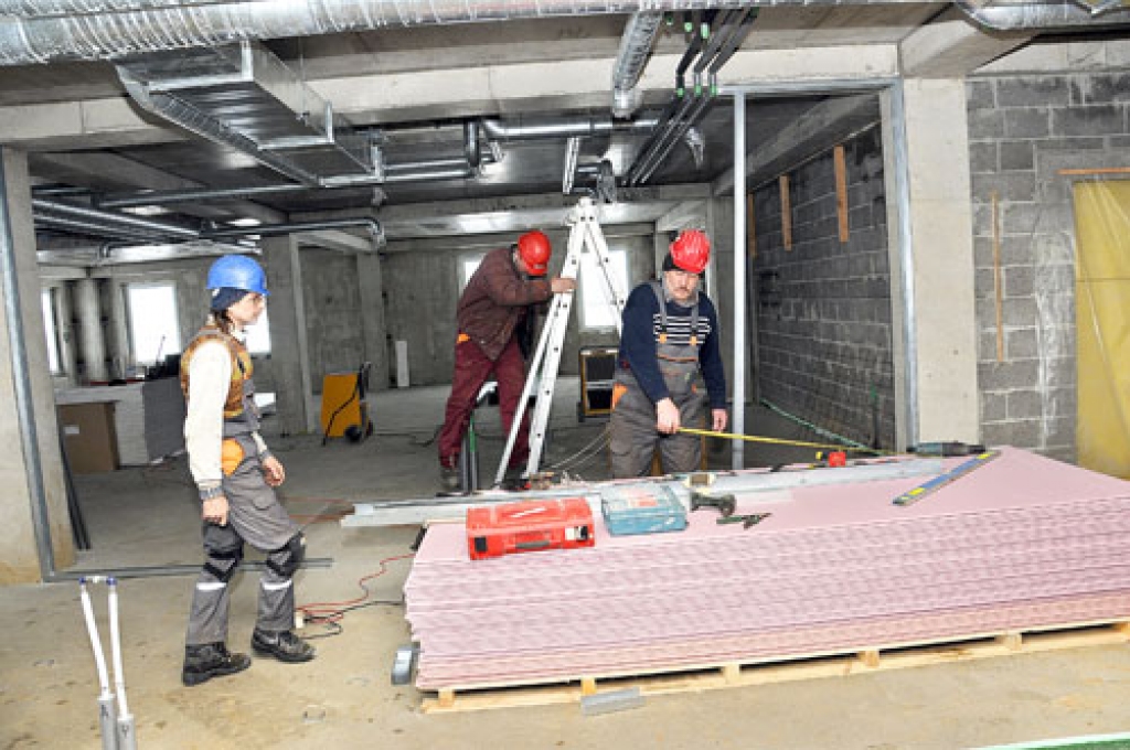 Namdari Normunds Blūms (no kreisās), Guntars Šestakovs un Felikss Zviedrs «Mārpuķītes» jaunbūves pirmajā stāvā sākuši būvēt regipsa starpsienas.
Autors: Ivars Bogdanovs