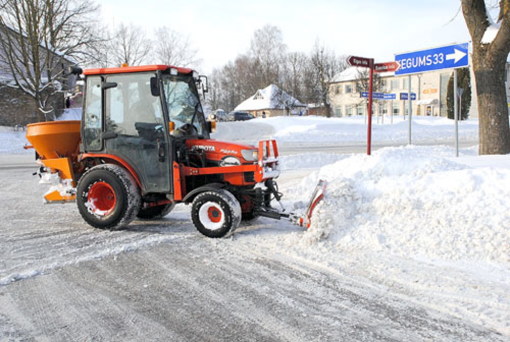 Ietvju tīrīšanai SIA «Jaunolis» speciāli iegādājusies Japānā ražotu traktoru «Kubota», ko vada Aivars Teseļskis. 
Autors: Juris Iļņickis