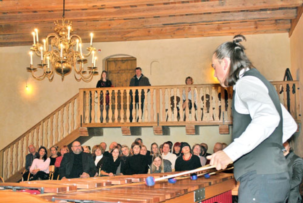 Rihards Zaļupe spēlē ar Austrumu cīņu meistara precizitāti un jūtīga mūziķa dvēseli.
Autors: Laimonis Šulcs