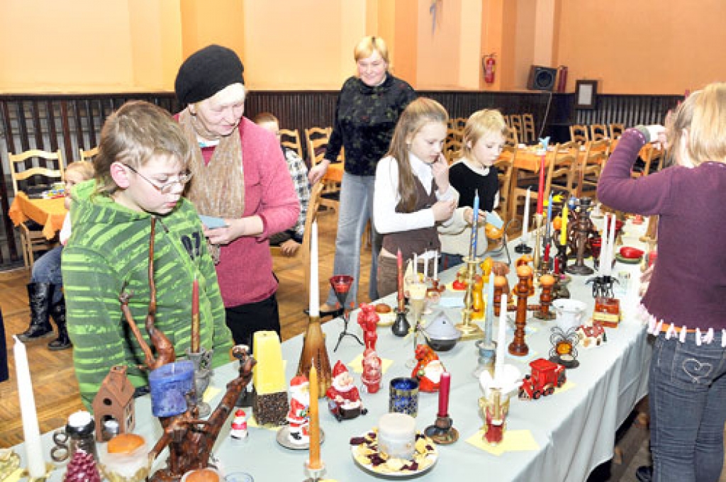 Svitenes tautas namā Sveču dienas sarīkojuma apmeklētāji varēja balsot par, viņuprāt, skaistāko un interesantāko gaismekli. 
Autors: Ivars Bogdanovs